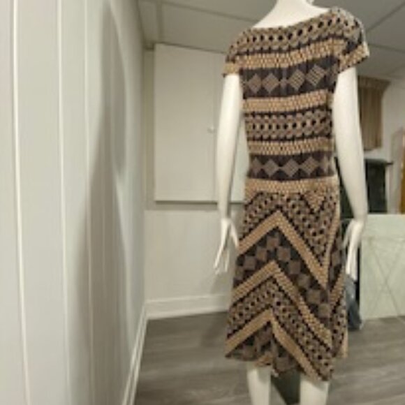 Anne Klein Textured Lace Beige & Black Dress in Size 12 - Picture 4 of 7